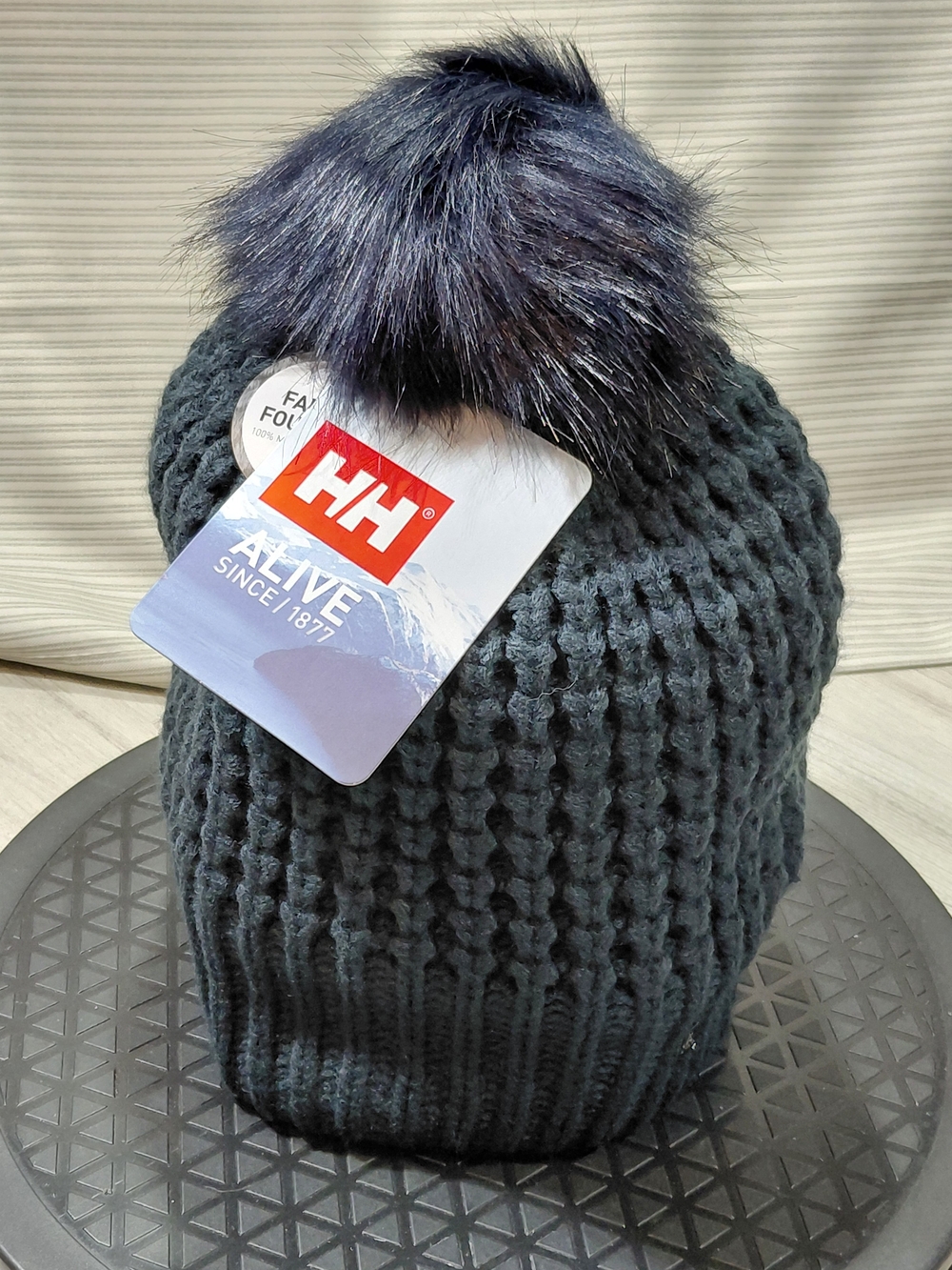 NWT Helly Hansen Women Snowfall Beanie Knit Ribbed Pom Beanie Navy Marine STD FT